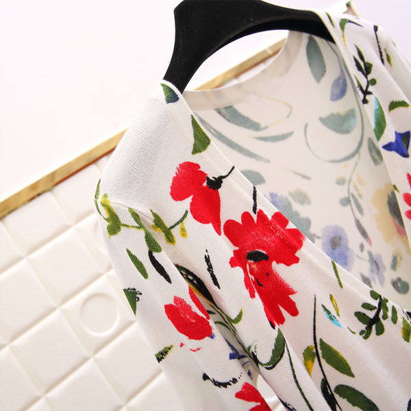 Tavaszi női mellény virágos motívumokkal, V-nyakkal