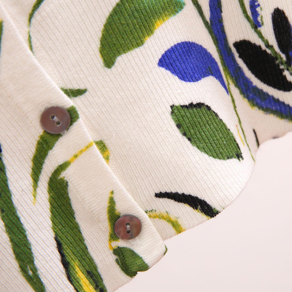 Tavaszi női mellény virágos motívumokkal, V-nyakkal