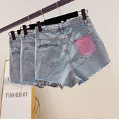 Γυναικεία κοντά παντελόνια τζιν με λαμπερό αποτέλεσμα σε μπλε χρώμα