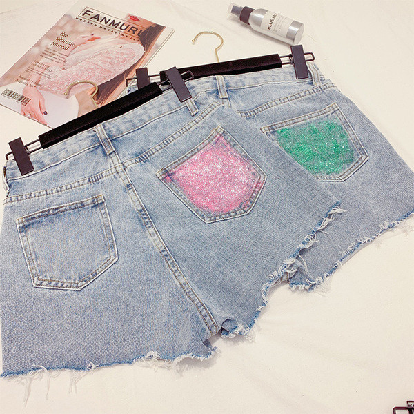 Γυναικεία  κοντά παντελόνια  τζιν με λαμπερό αποτέλεσμα σε μπλε χρώμα