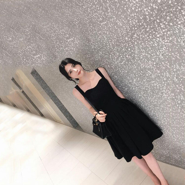 Lezser nyári ruha fekete pántokkal