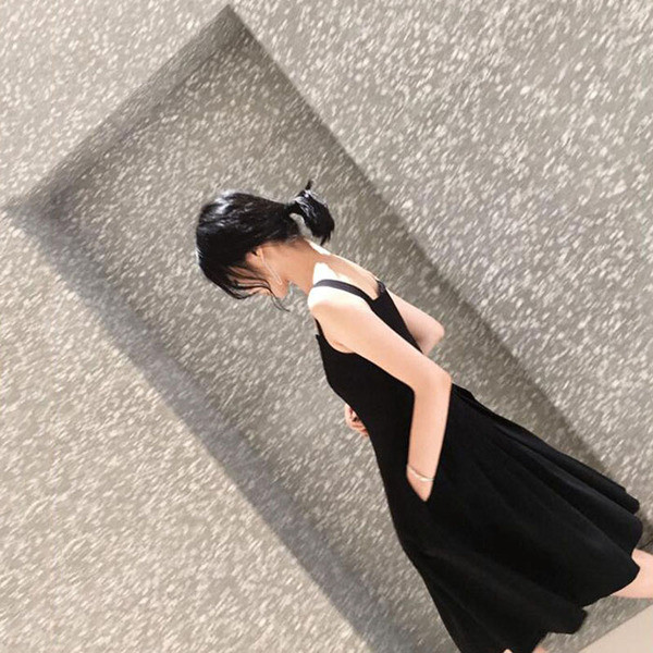 Lezser nyári ruha fekete pántokkal