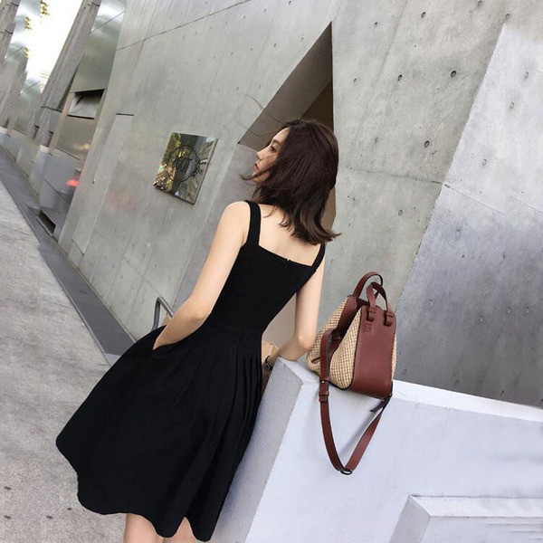 Lezser nyári ruha fekete pántokkal