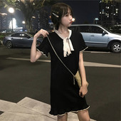 Alkalmi női ruha fekete-fehér ujjal