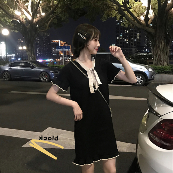 Alkalmi női ruha fekete-fehér ujjal