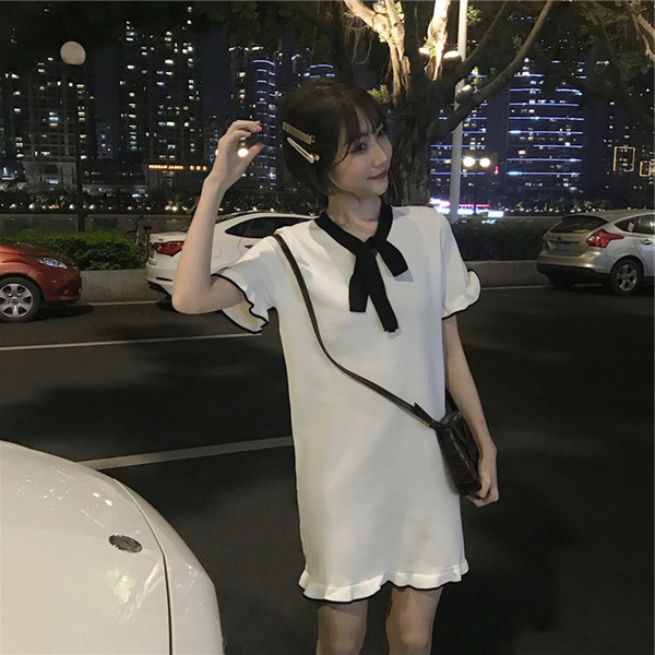 Alkalmi női ruha fekete-fehér ujjal