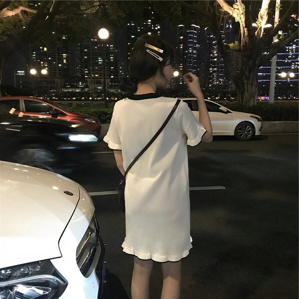 Alkalmi női ruha fekete-fehér ujjal