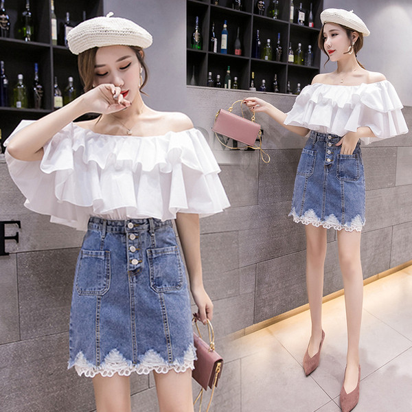 Modern női farmerszoknya gombokkal és csipkével