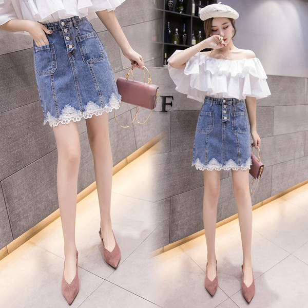 Modern női farmerszoknya gombokkal és csipkével