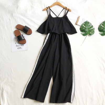 Stílusos női overall fehér és fekete pántokkal