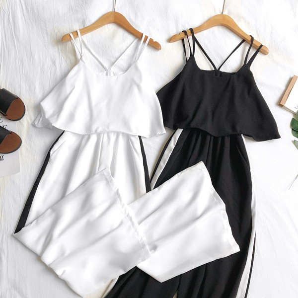 Stílusos női overall fehér és fekete pántokkal