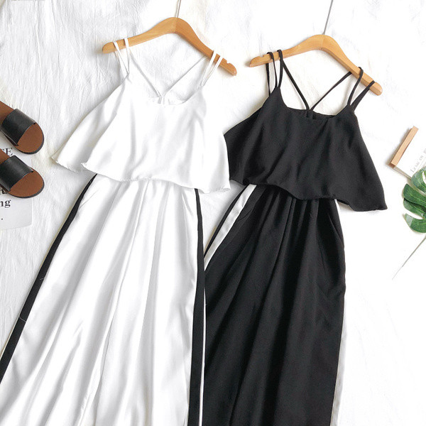 Stílusos női overall fehér és fekete pántokkal