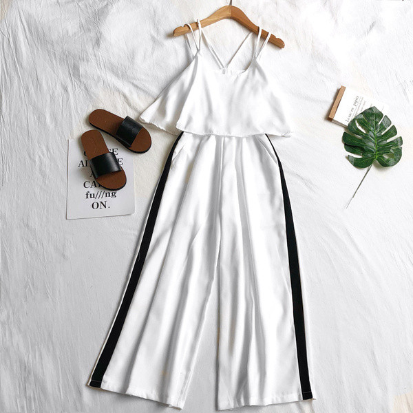 Stílusos női overall fehér és fekete pántokkal