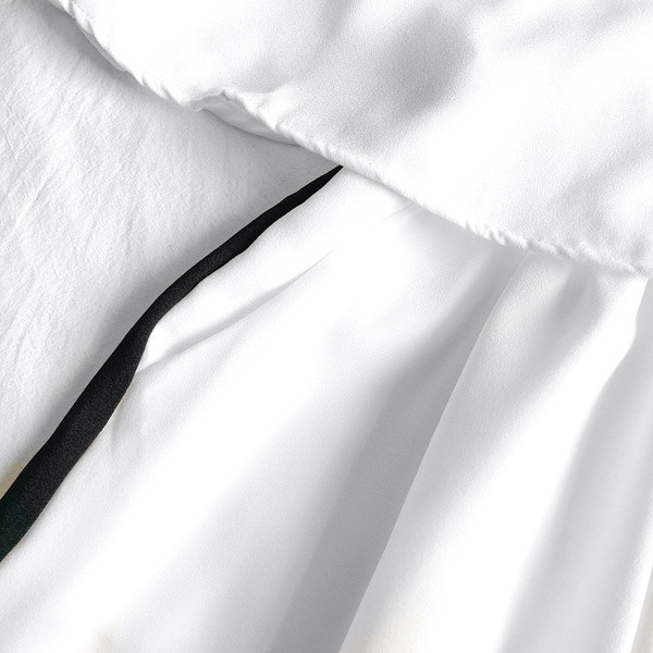 Stílusos női overall fehér és fekete pántokkal