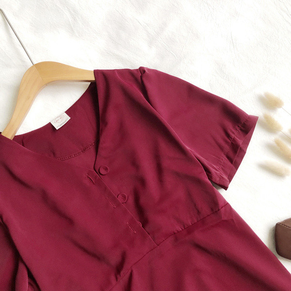 Alkalmi női ruha gombokkal és V-nyakú négy színben