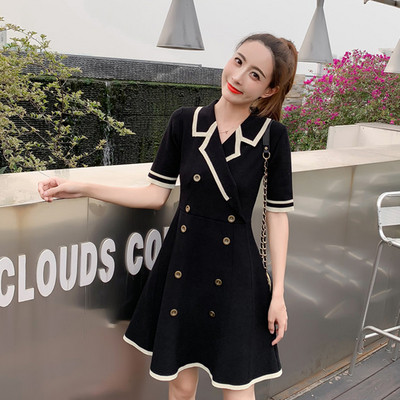 Stílusos női ruha gombokkal és V-nyakú két színben