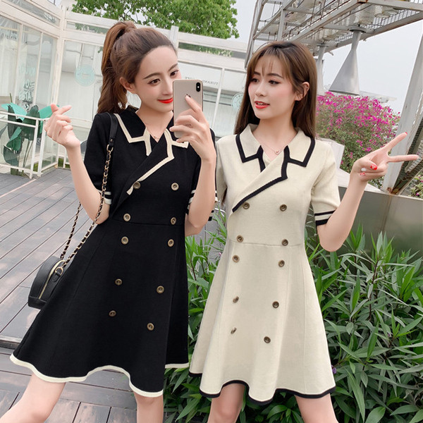 Stílusos női ruha gombokkal és V-nyakú két színben