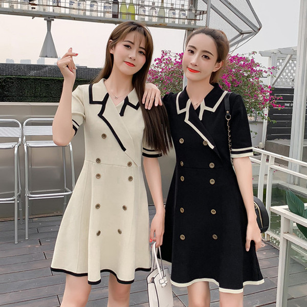 Stílusos női ruha gombokkal és V-nyakú két színben