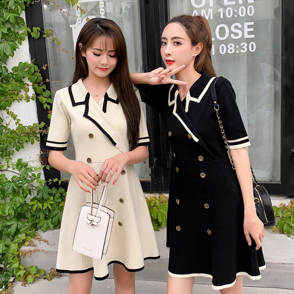 Stílusos női ruha gombokkal és V-nyakú két színben