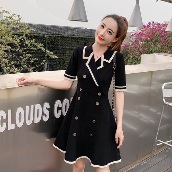 Stílusos női ruha gombokkal és V-nyakú két színben