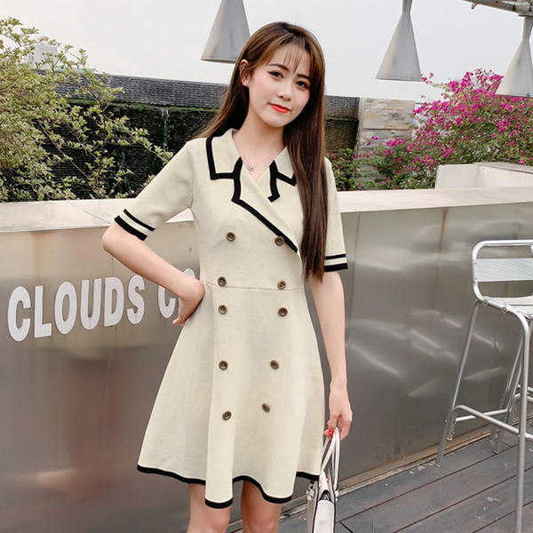 Stílusos női ruha gombokkal és V-nyakú két színben