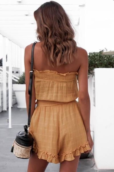 Salopetă de damă modernă în galben cu o panglică