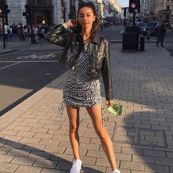 Modern női ruha nyakkendővel, csupasz háttal