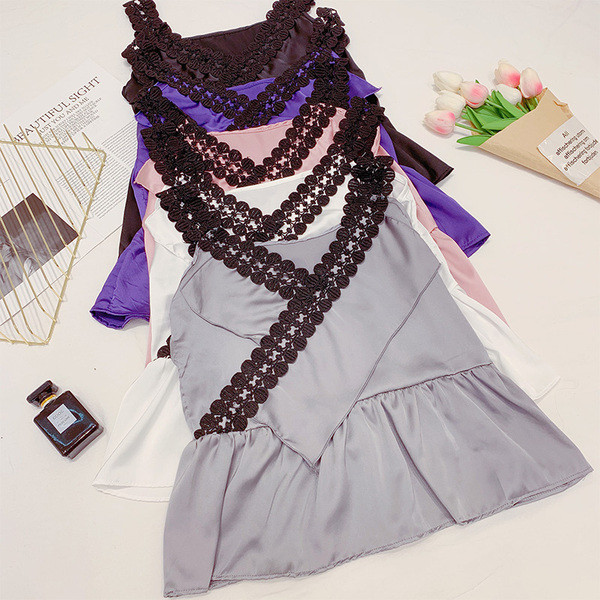 Szatén női felső V-nyakkal és csipkével több színben