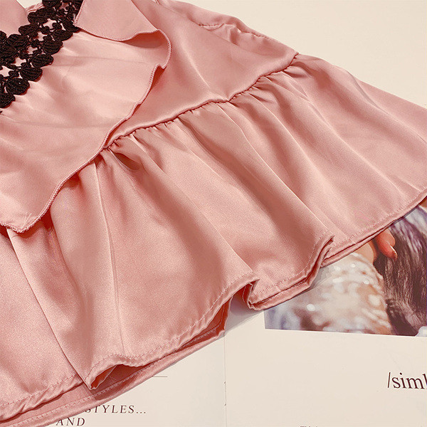 Szatén női felső V-nyakkal és csipkével több színben