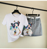 Modern női szett pólóval és farmerszoknyával