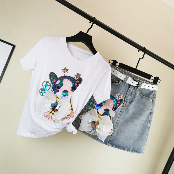 Modern női szett pólóval és farmerszoknyával