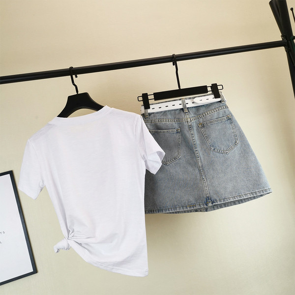 Modern női szett pólóval és farmerszoknyával