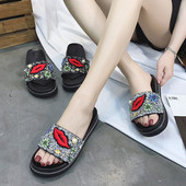 Modern női papucs rátéttel és kövekkel