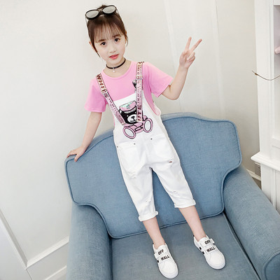 Модерен детски комплект за момичета включващ тениска в розов цвят и гащеризон в бял цвят