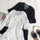 Lezser nyári ruha fehér és fekete ujjal