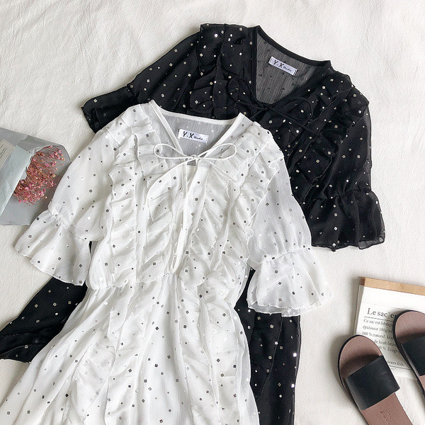 Lezser nyári ruha fehér és fekete ujjal