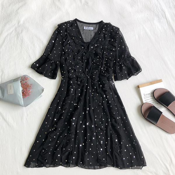 Lezser nyári ruha fehér és fekete ujjal