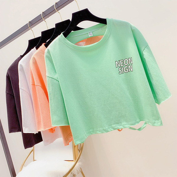 Több színben rátéttel ellátott női póló