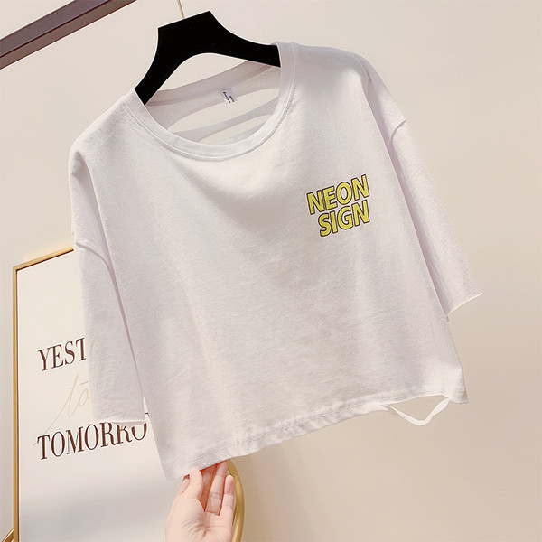 Több színben rátéttel ellátott női póló