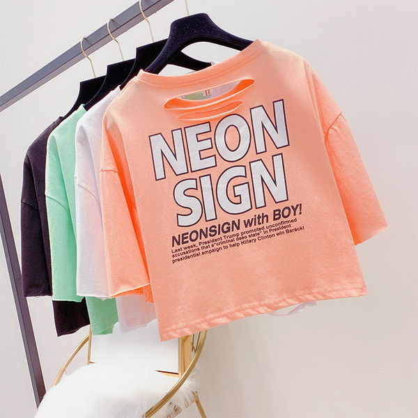 Több színben rátéttel ellátott női póló