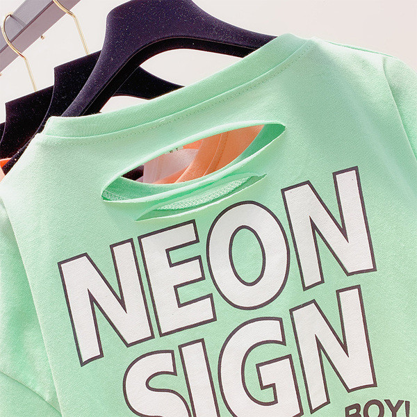 Több színben rátéttel ellátott női póló