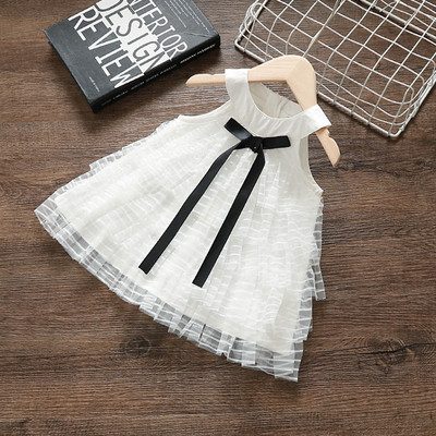 Детска стилна рокля в бял цвят с тюл и панделка 