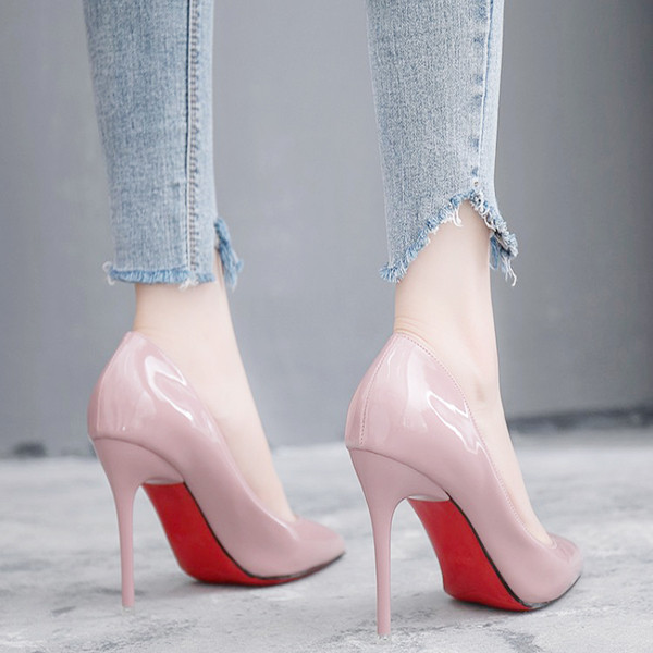 Stílusos magas sarkú cipők különböző színekben