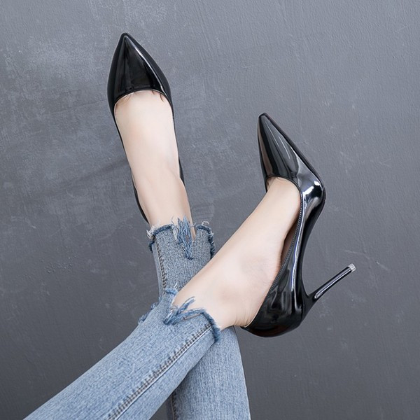 Stílusos magas sarkú cipők különböző színekben