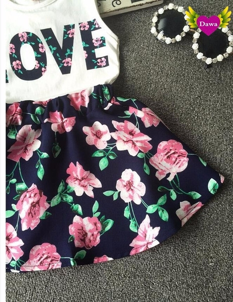 Új modell gyerekszett lányoknak virágos motívumokkal