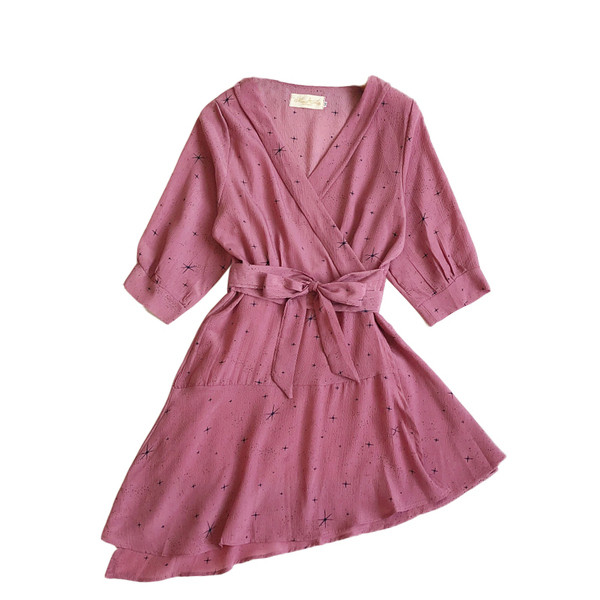 Stílusos női ruha 3/4 ujjal, fehér és rózsaszín színben