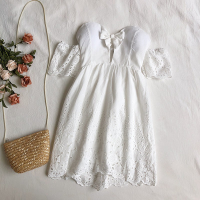 Alkalmi női ruha ejtett ujjakkal, fehér és mustár színben