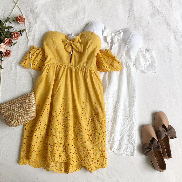 Alkalmi női ruha ejtett ujjakkal, fehér és mustár színben