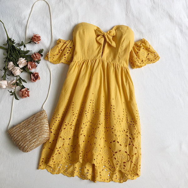 Alkalmi női ruha ejtett ujjakkal, fehér és mustár színben