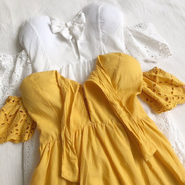 Alkalmi női ruha ejtett ujjakkal, fehér és mustár színben